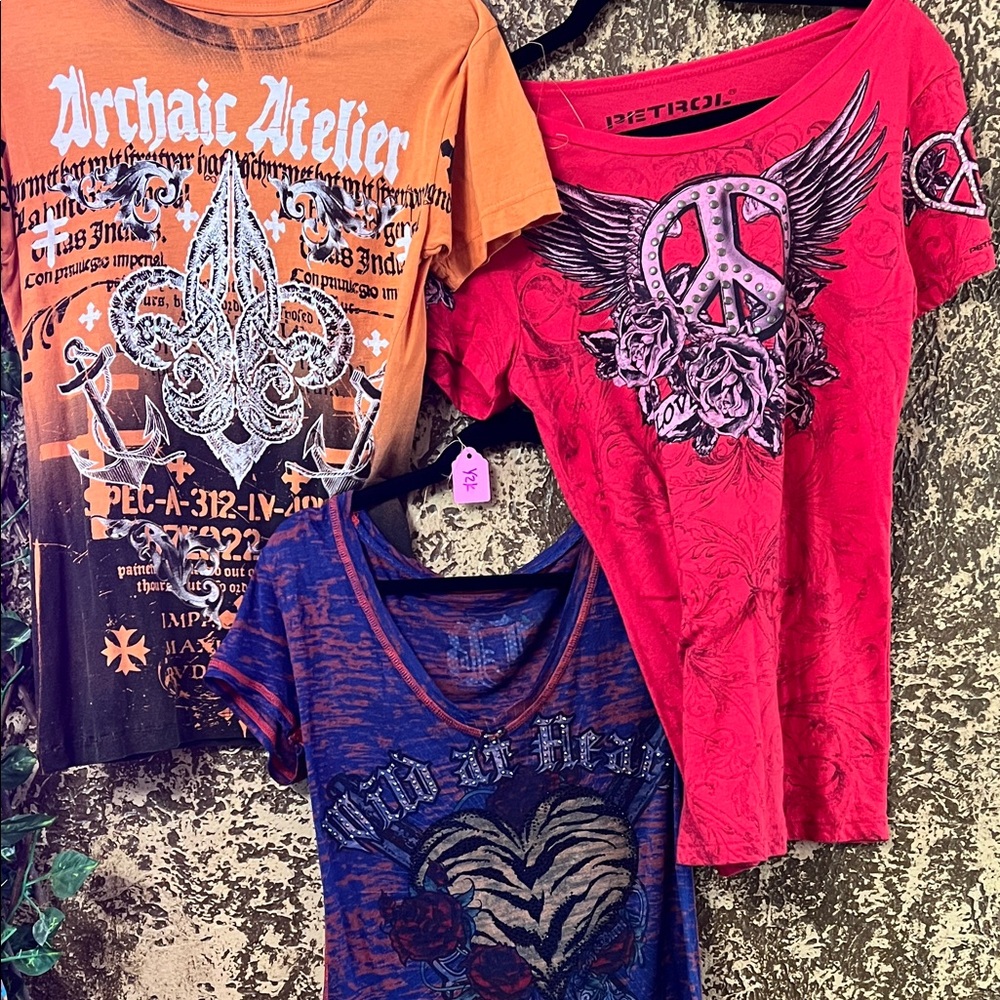 Lot of 3 Y2K Aachaic Pietrol Graphic V-Neck Tee in size Med/large